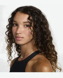 Brassière à col montant, maintien léger et doublure légère Nike One Twist Femme – 3/4