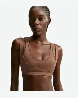 Brassière à encolure dégagée et double bretelle NikeSKIMS Matte Femme – 1/4