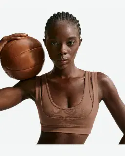 Brassière à encolure dégagée et double bretelle NikeSKIMS Matte Femme – 3/4
