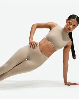 Brassière à maintien normal et col montant NikeSKIMS Studio Stretch Femme – 3/4