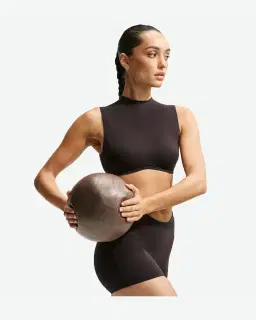 Brassière à maintien normal et col montant NikeSKIMS Studio Stretch Femme – 3/4