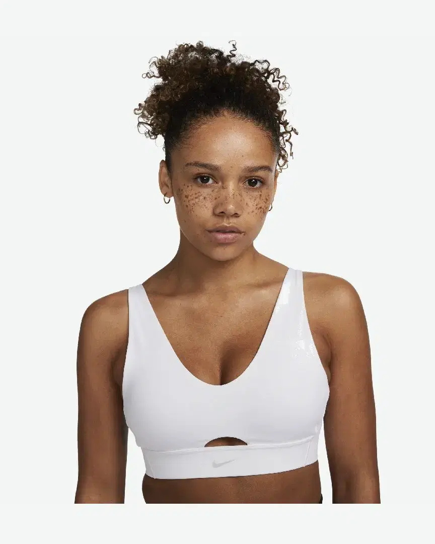 Brassière plongeante rembourrée à maintien normal et découpe Nike Indy W - DV9837-100 (3) au meilleur prix !