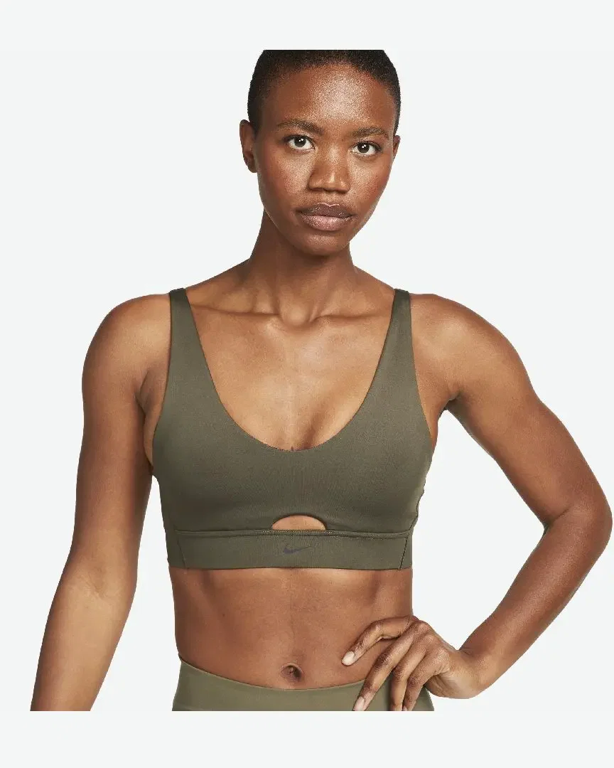 Brassière plongeante rembourrée à maintien normal et découpe Nike Indy Femme
