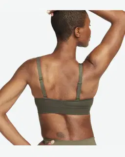Brassière plongeante rembourrée à maintien normal et découpe Nike Indy Femme – 2/4