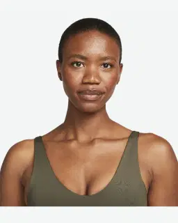 Brassière plongeante rembourrée à maintien normal et découpe Nike Indy Femme – 3/4
