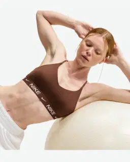 Brassière réglable rembourrée à maintien léger Nike Indy Femme – 3/4