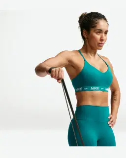 Brassière réglable rembourrée à maintien léger Nike Indy Femme – 3/4