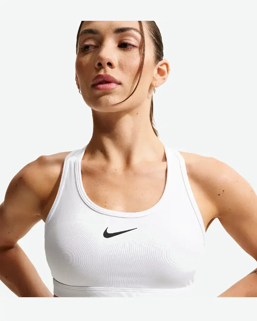 Brassière rembourrée à maintien normal Nike Swoosh Femme