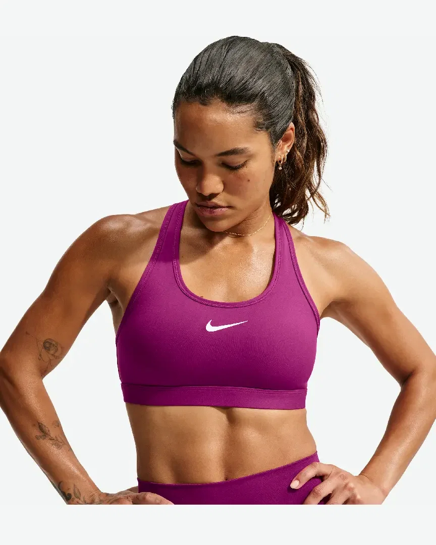 Brassière rembourrée à maintien normal Nike Swoosh Femme