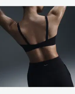 Brassière rembourrée et convertible à maintien léger Nike Alate Minimalist Femme – 3/4
