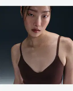 Brassière rembourrée et convertible à maintien léger Nike Alate Minimalist Femme – 1/4