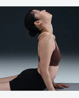 Brassière rembourrée et convertible à maintien léger Nike Alate Minimalist Femme – 3/4