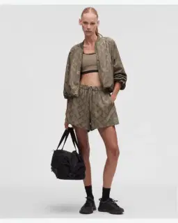 Lululemon short de survêtement taille haute en satin monogrammé 10 cm Femme – 1/5