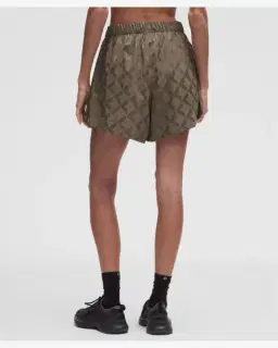 Lululemon short de survêtement taille haute en satin monogrammé 10 cm Femme – 3/5