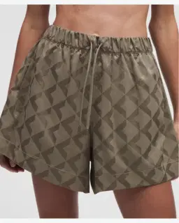Lululemon short de survêtement taille haute en satin monogrammé 10 cm Femme – 4/5