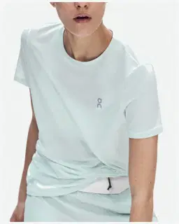 On Running Core-T Femme – 2/5