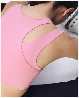 On Running Studio Asymmetric Crop Femme – 4/5