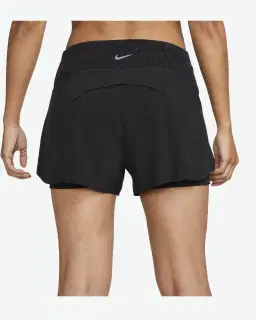 Short 2-en-1 avec poches taille mi-basse 8 cm Nike Dri-FIT Swift Femme – 3/4