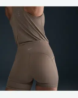 Short ajusté taille haute avec poches 10 cm Nike Swift Femme – 3/4