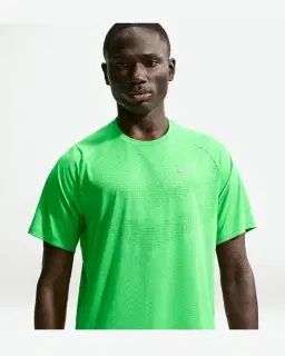 Tee-shirt à manches courtes et motifs réfléchissants Dri-FIT ADV Nike Stride Homme – 1/4