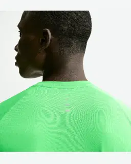 Tee-shirt à manches courtes et motifs réfléchissants Dri-FIT ADV Nike Stride Homme – 2/4