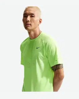 Tee-shirt à manches courtes et motifs réfléchissants Dri-FIT ADV Nike Stride Homme – 1/4