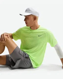 Tee-shirt à manches courtes et motifs réfléchissants Dri-FIT ADV Nike Stride Homme – 3/4