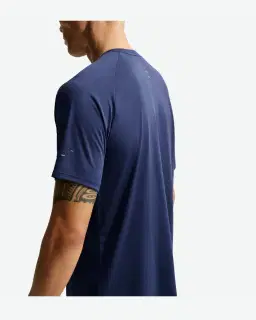 Tee-shirt à manches courtes et motifs réfléchissants Dri-FIT ADV Nike Stride Homme – 2/4