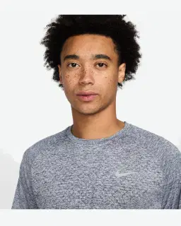 Tee-shirt à manches courtes et motifs réfléchissants Dri-FIT ADV Nike Stride Homme – 3/4