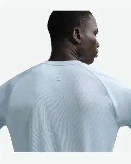 Tee-shirt à manches courtes et motifs réfléchissants Dri-FIT ADV Nike Stride Homme – 2/4