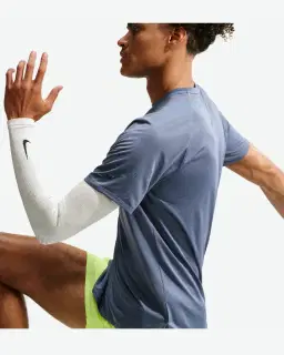 Tee-shirt à manches courtes et motifs réfléchissants Dri-FIT ADV Nike Stride Homme – 3/4