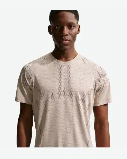 Tee-shirt à manches courtes et motifs réfléchissants Dri-FIT ADV Nike Stride Homme – 1/4