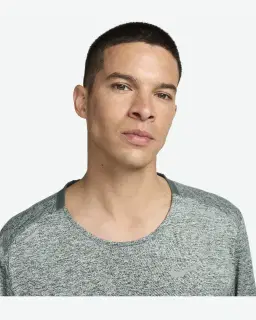 Tee-shirt à manches courtes Dri-FIT Nike Rise 365 Homme – 3/4