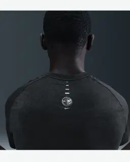 Tee-shirt à manches courtes et motifs réfléchissants Dri-FIT ADV Nike Stride Homme – 2/4