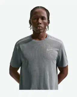 Tee-shirt à manches courtes et protection UV Dri-FIT Nike Miler Homme – 1/4