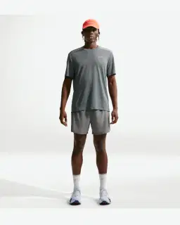 Tee-shirt à manches courtes et protection UV Dri-FIT Nike Miler Homme – 4/4