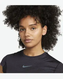 Tee-shirt à manches courtes Nike Dri-FIT Run Division Femme – 3/4