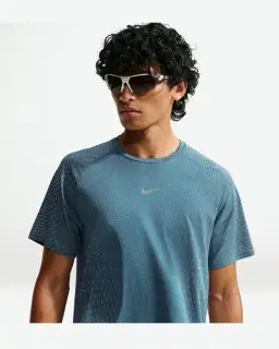 Tee-shirt à manches courtes et motifs réfléchissants Dri-FIT ADV Nike Stride Homme – 1/4