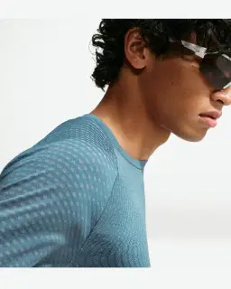 Tee-shirt à manches courtes et motifs réfléchissants Dri-FIT ADV Nike Stride Homme – 3/4