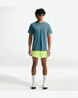 Tee-shirt à manches courtes et motifs réfléchissants Dri-FIT ADV Nike Stride Homme – 4/4