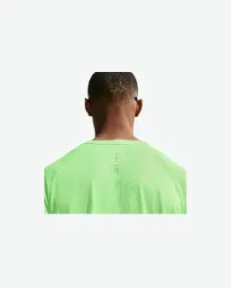 Tee-shirt à manches courtes et motifs réfléchissants Dri-FIT ADV Nike Stride Homme – 3/4